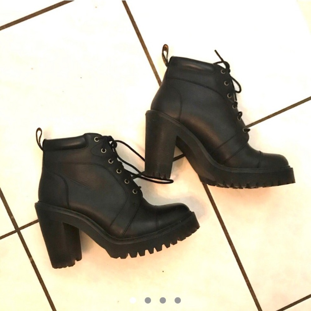 AVERIL LEATHER HEELED ANKLE BOOTS//DR MARTENS